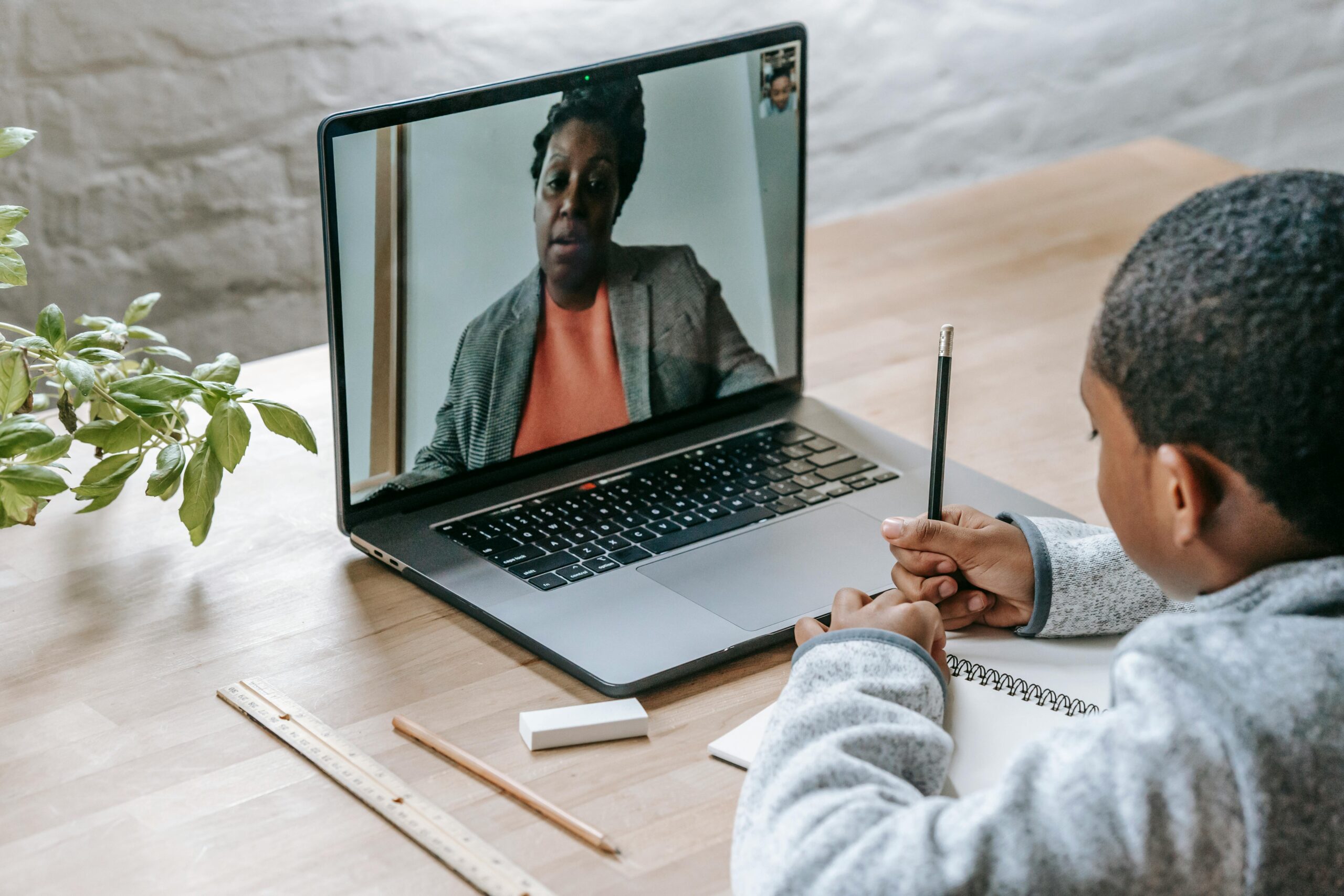 Au-Delà de la Cybersécurité : Une Approche Holistique pour Protéger les Droits des Enfants dans les Plateformes Numériques